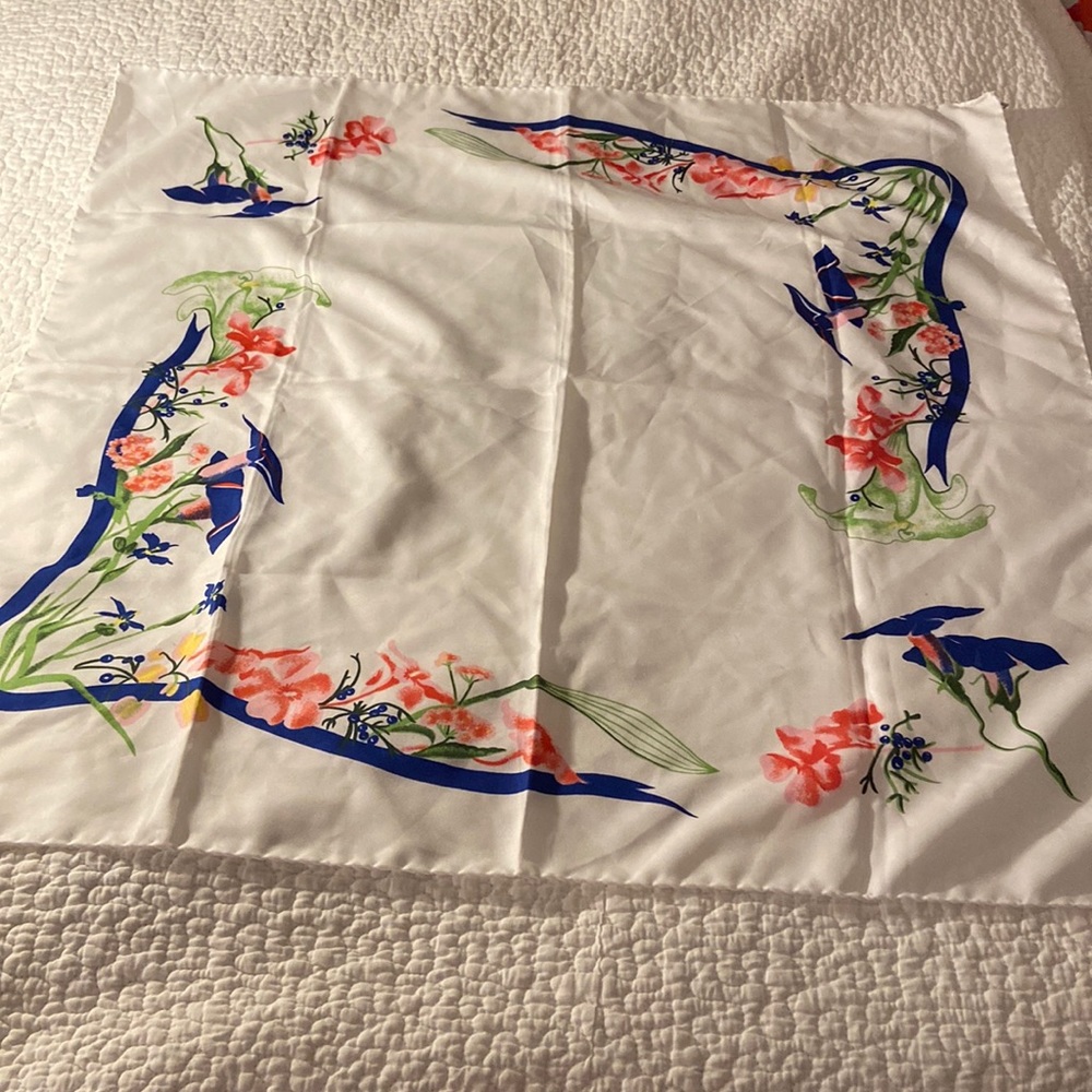 🌸 Vintage woman scarf-wraps Measure 26 x 26
